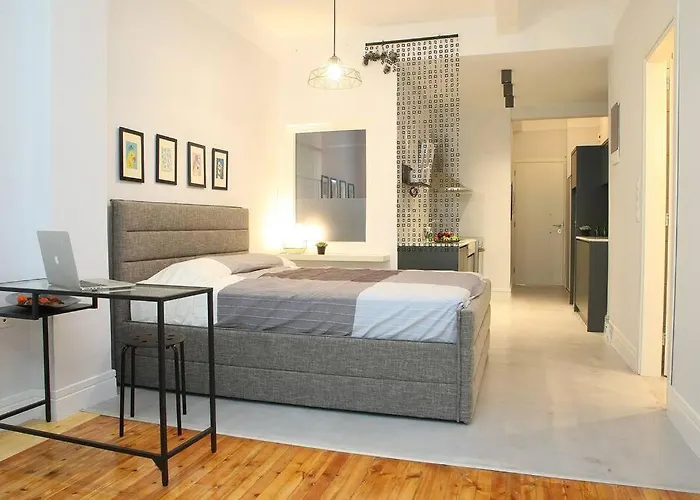 Nat's Place Friends & Family Next To Metro * Thessaloniki